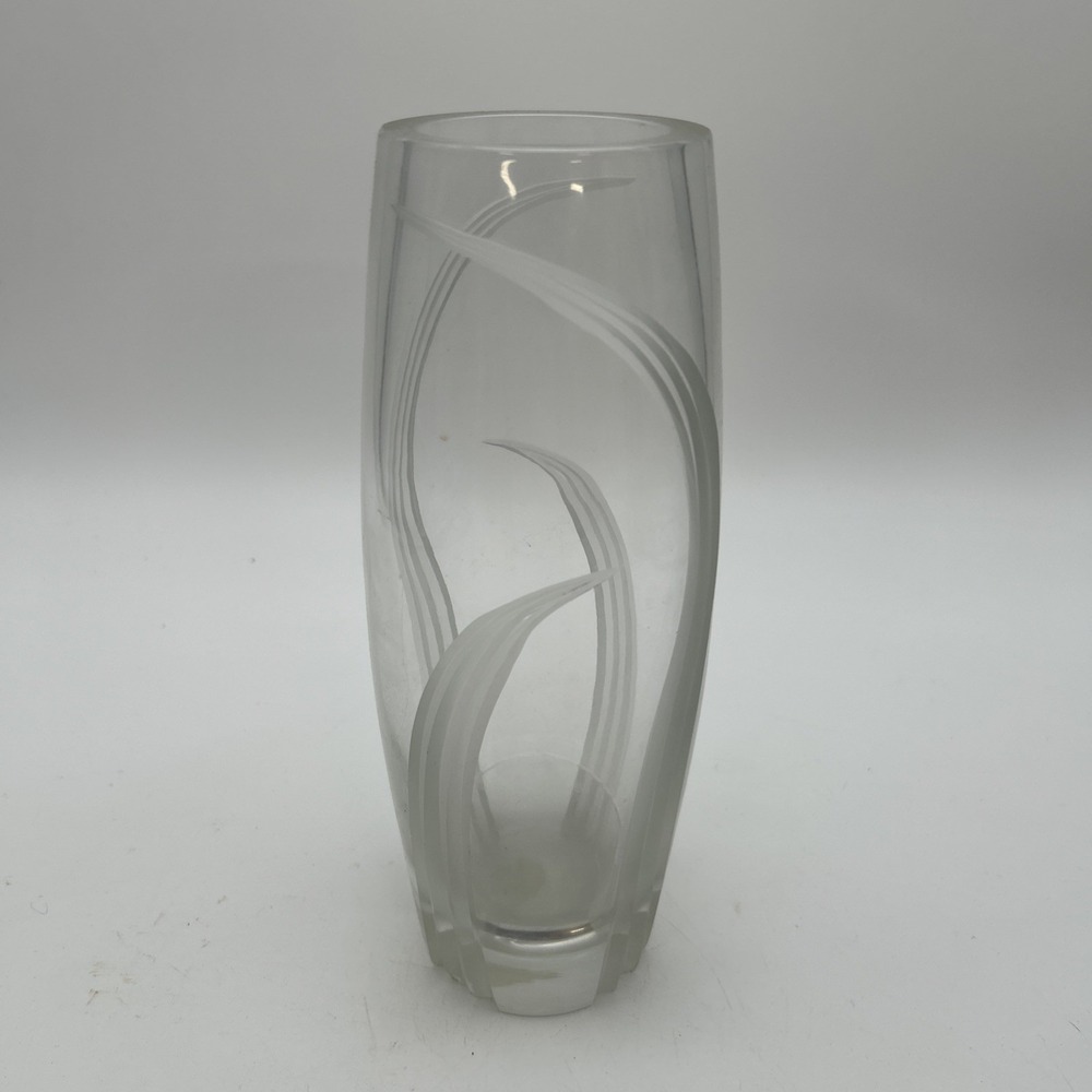 clear crystal vase featuring an elegant frosted swirl pattern